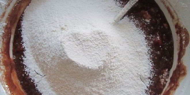 Рецепт шоколадный кекс с изюмом и орехами