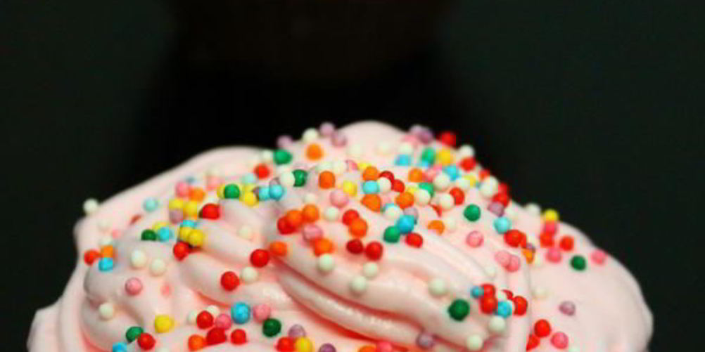 Как приготовить шоколадные капкейки со взбитыми сливками