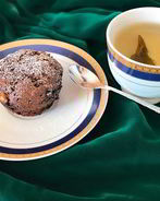 Шоколадные кексы с бананом и черной смородиной