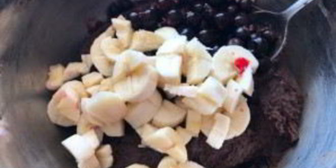 Рецепт шоколадные кексы с бананом и черной смородиной