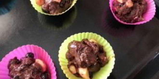 Рецепт шоколадные кексы с бананом и черной смородиной