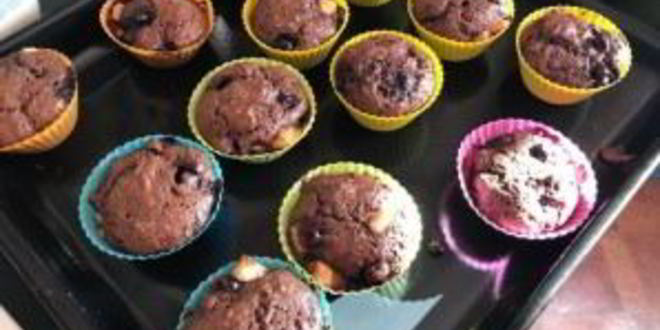 Рецепт шоколадные кексы с бананом и черной смородиной