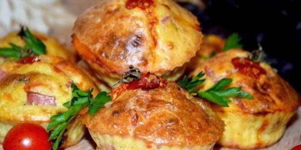 Как приготовить закусочный кекс с колбасой и оливками