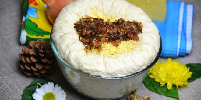 Рецепт домашний итальянский хлеб с сыром и жареным луком