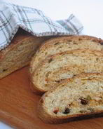 Итальянский хлеб с оливками, маслинами, вялеными помидорами и итальянскими травами