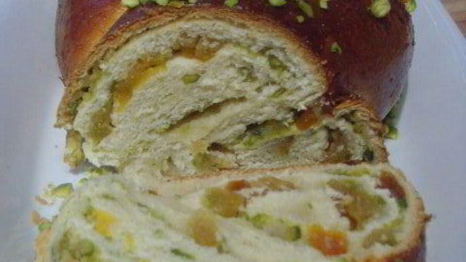 Рецепт Хала с курагой и фисташками