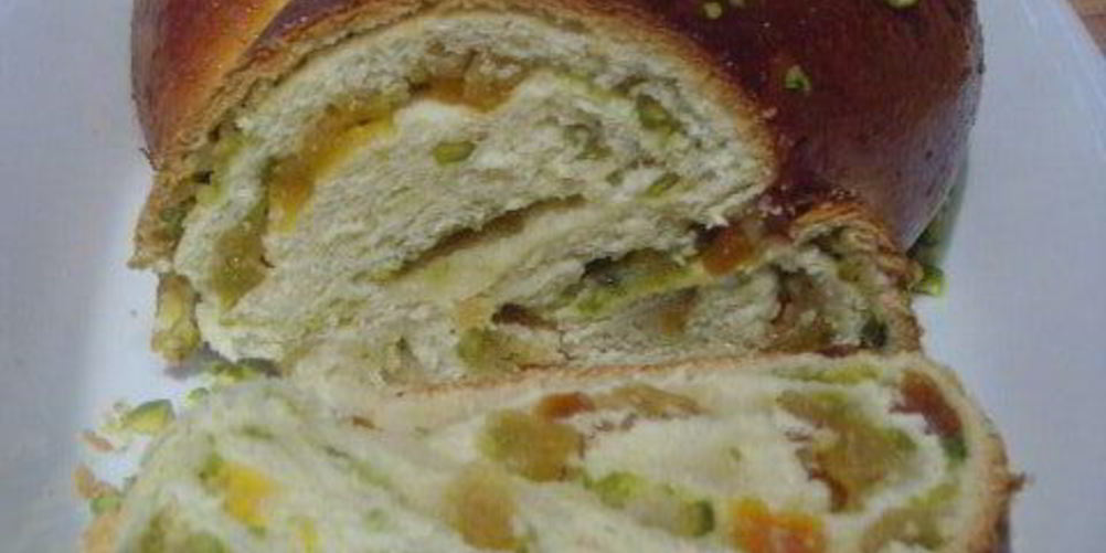 Как приготовить хала с курагой и фисташками