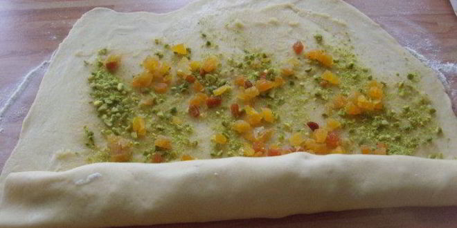 Рецепт хала с курагой и фисташками