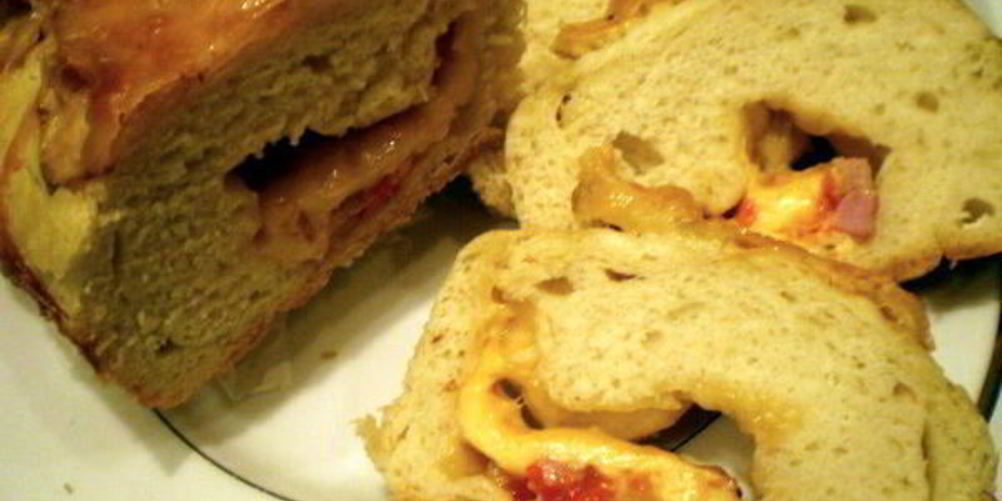 Как приготовить хлеб с начинкой из бекона и перца