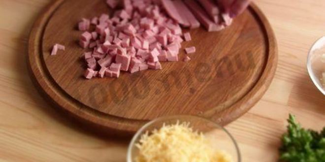 Рецепт корзиночки из тостового хлеба с колбасой и сыром