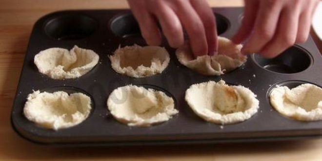 Рецепт корзиночки из тостового хлеба с колбасой и сыром