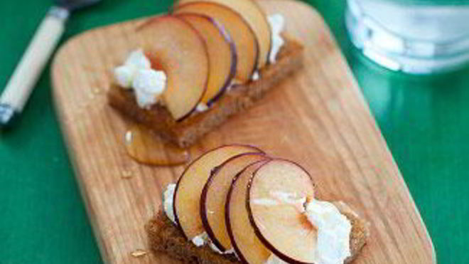 Рецепт Тосты из черного хлеба с творогом и сливами