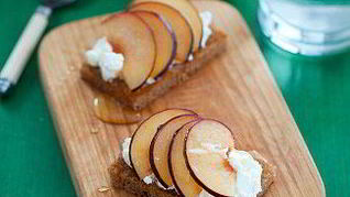 Рецепт Тосты из черного хлеба с творогом и сливами