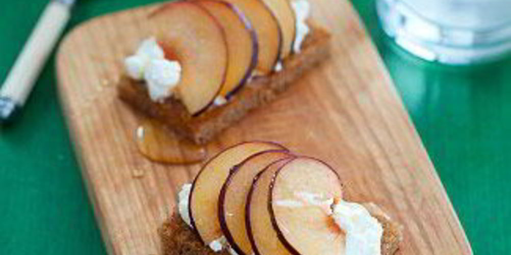 Как приготовить тосты из черного хлеба с творогом и сливами