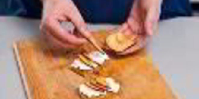 Рецепт тосты из черного хлеба с творогом и сливами