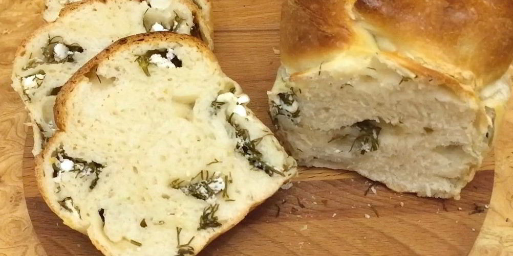 Как приготовить воздушный хлеб с брынзой и зеленью