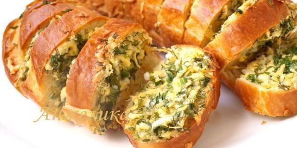 Как приготовить запеченный батон с сыром и чесноком