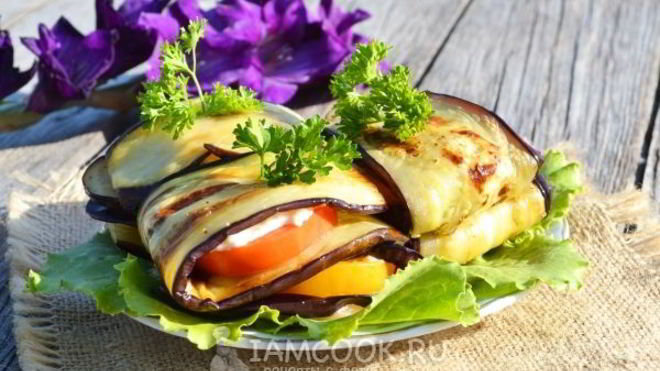 Рецепт Конвертики из баклажанов с помидорами и плавленым сыром