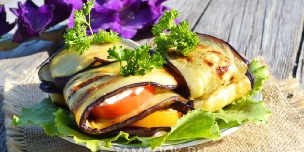 Как приготовить конвертики из баклажанов с помидорами и плавленым сыром