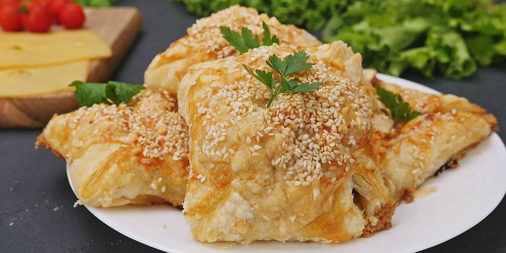 Рецепт слойки из бездрожжевого слоеного теста с ветчиной