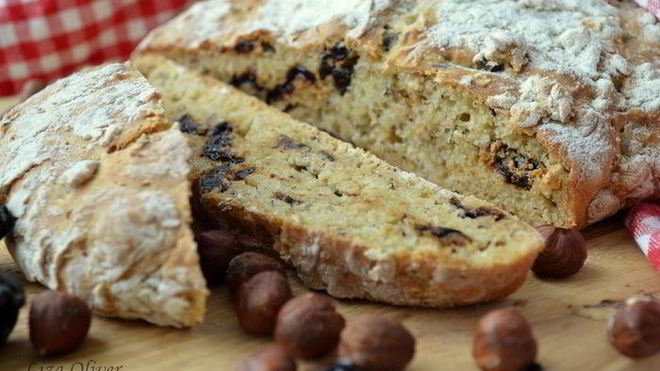 Рецепт Бездрожжевая кефирная лепешка с фундуком и черносливом