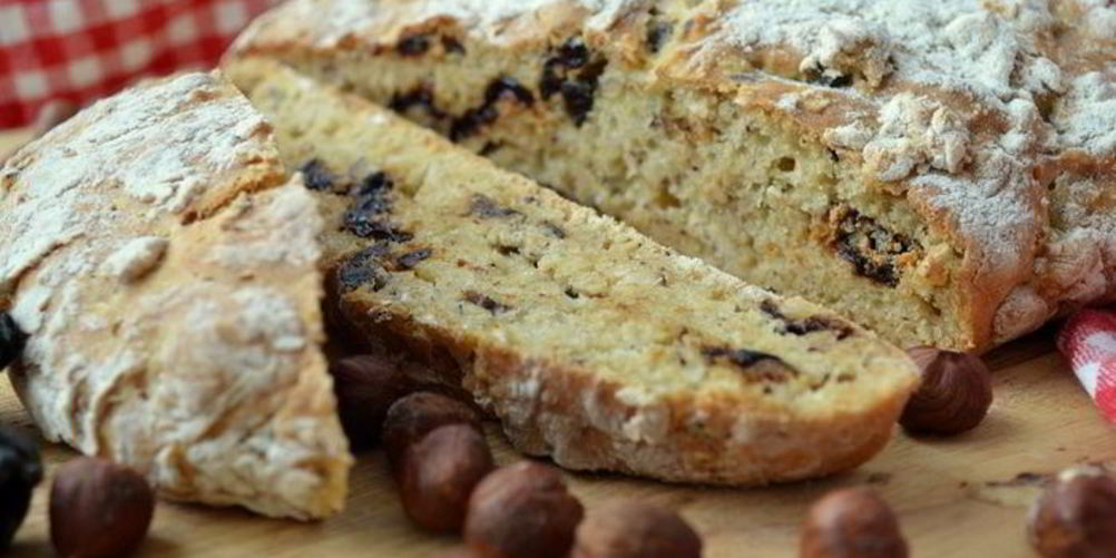 Как приготовить бездрожжевая кефирная лепешка с фундуком и черносливом