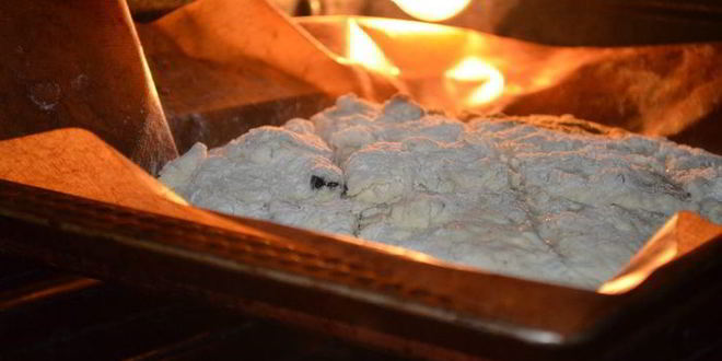 Рецепт бездрожжевая кефирная лепешка с фундуком и черносливом