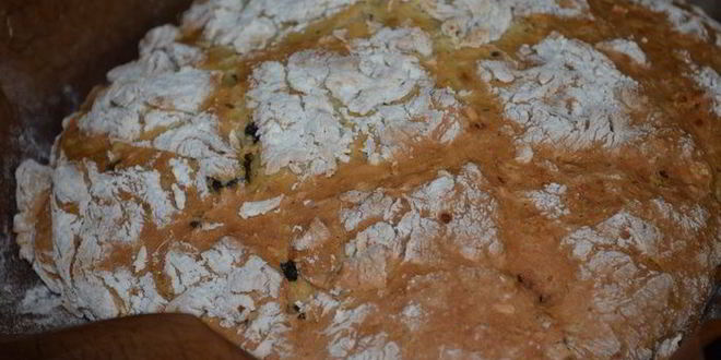 Рецепт бездрожжевая кефирная лепешка с фундуком и черносливом