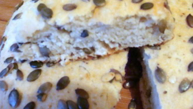 Рецепт Чесночная фокачча с майораном и тыквенными семечками
