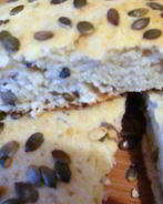 Чесночная фокачча с майораном и тыквенными семечками