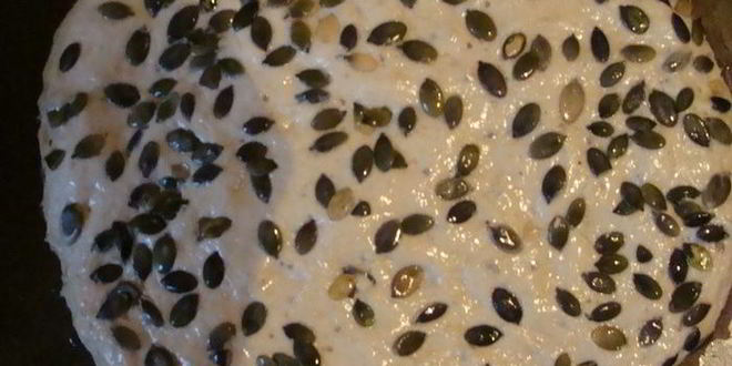 Рецепт чесночная фокачча с майораном и тыквенными семечками