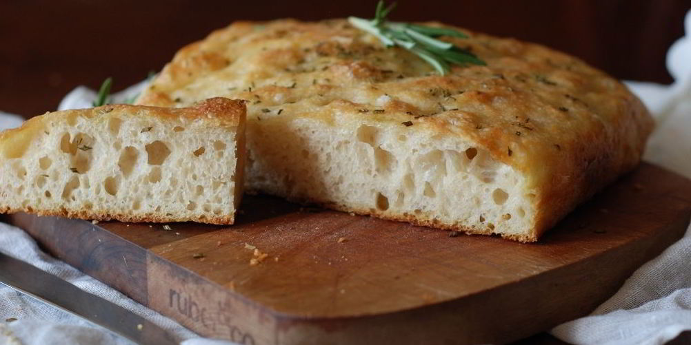 Рецепт фокачча с моцареллой, базиликом и вялеными помидорами