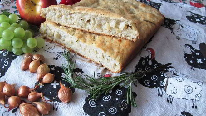 Рецепт Фокачча на сыворотке с луком пастушеская