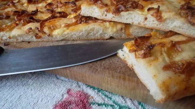 Рецепт Фокачча с брынзой и карамелезированным луком