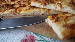 Рецепт Фокачча с брынзой и карамелезированным луком