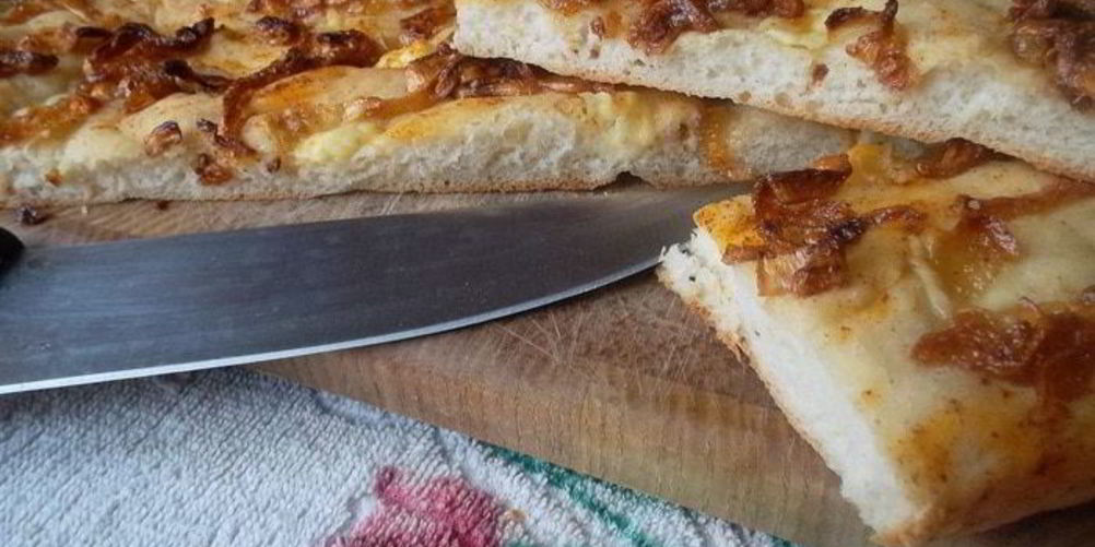 Как приготовить фокачча с брынзой и карамелезированным луком