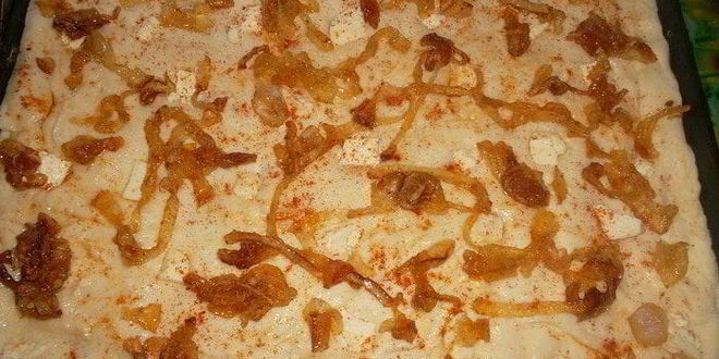 Рецепт фокачча с брынзой и карамелезированным луком