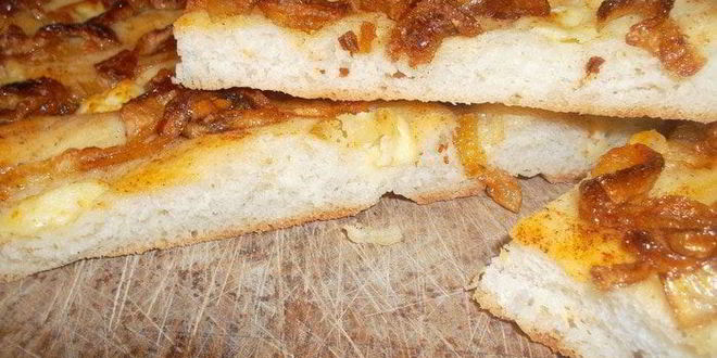 Рецепт фокачча с брынзой и карамелезированным луком