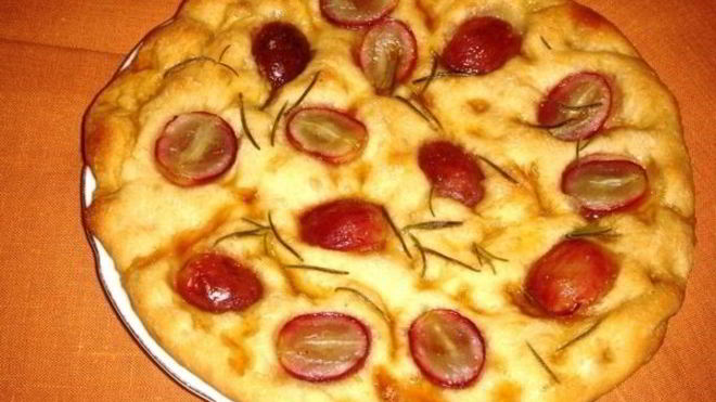 Рецепт Фокачча с красным виноградом