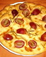 Фокачча с красным виноградом