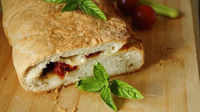 Рецепт Фокачча с моцареллой, базиликом и вялеными помидорами