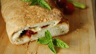 Рецепт Фокачча с моцареллой, базиликом и вялеными помидорами