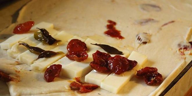 Рецепт фокачча с моцареллой, базиликом и вялеными помидорами
