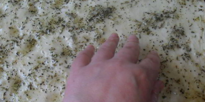 Рецепт фокачча с розмарином и чесноком