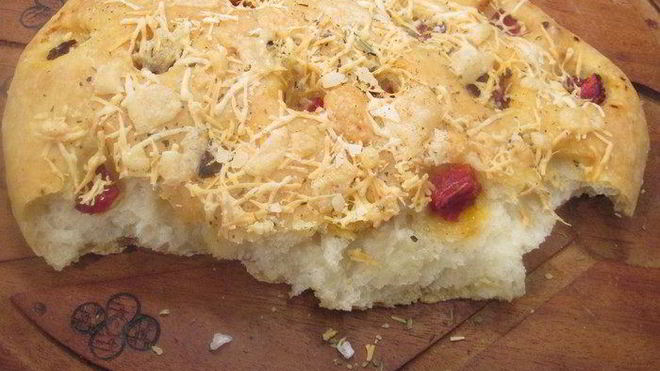 Рецепт Фокачча с вялеными помидорами и пармезаном