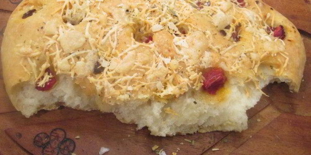 Как приготовить фокачча с вялеными помидорами и пармезаном