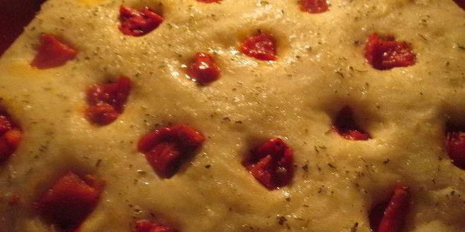 Рецепт фокачча с вялеными помидорами и пармезаном