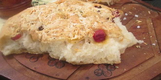Рецепт фокачча с вялеными помидорами и пармезаном