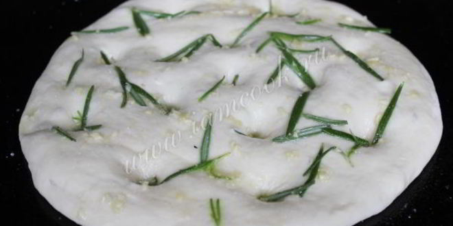 Рецепт фокачча тонкая с ароматными травами