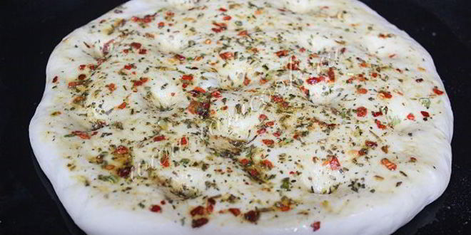 Рецепт фокачча тонкая с ароматными травами